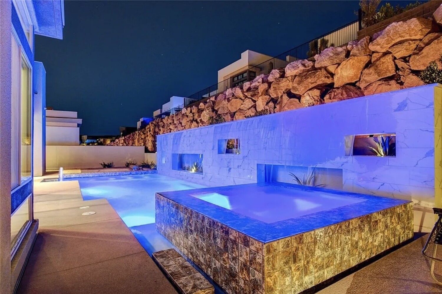 Custom pool by the right custom pool builder in Las Vegas