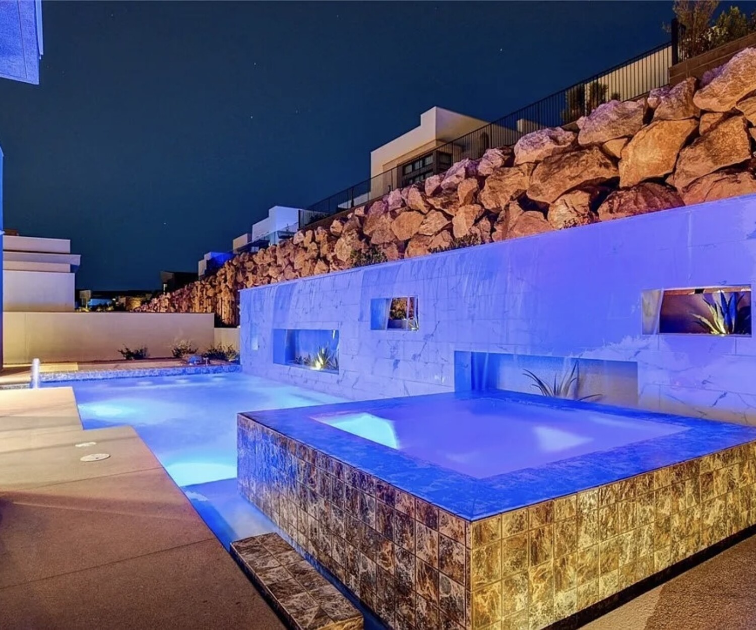 Custom pool by the right custom pool builder in Las Vegas